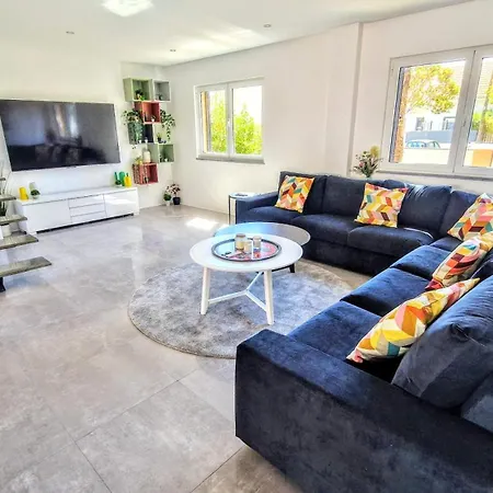Big House With Pool - 5 Min Walk To *