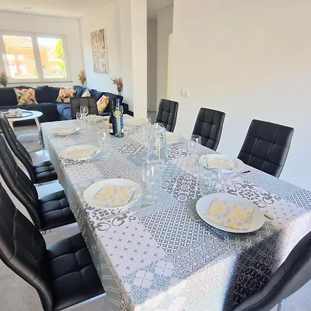 Villa Big House With Pool - 5 Min Walk To