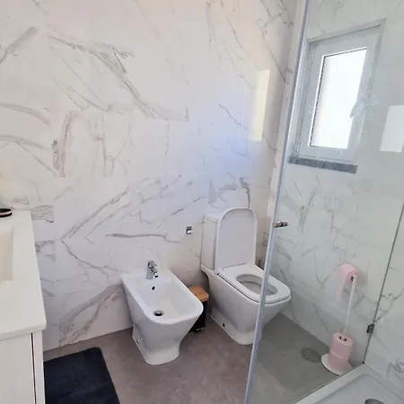 Big House With Pool - 5 Min Walk To