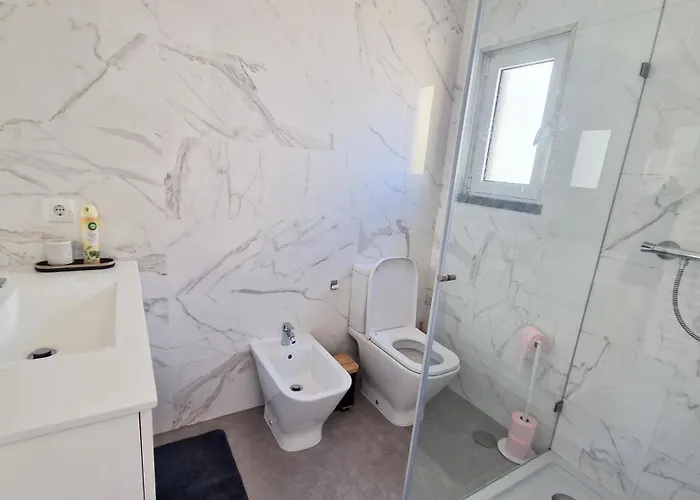 Big House With Pool - 5 Min Walk To